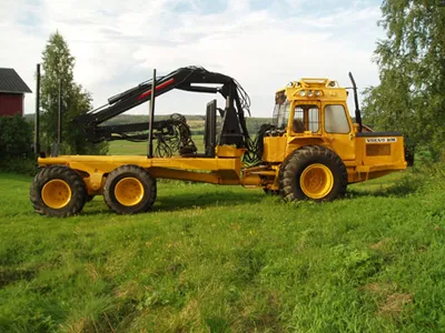 Gul Volvo BM 868-skogstraktor